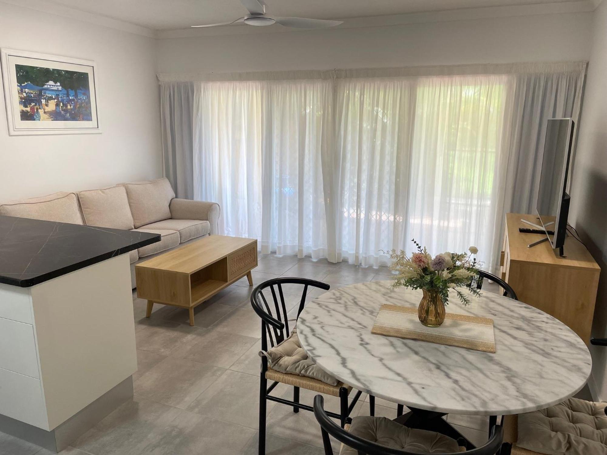 The York Beachfront Holiday Apartments Yorkeys Knob Ngoại thất bức ảnh